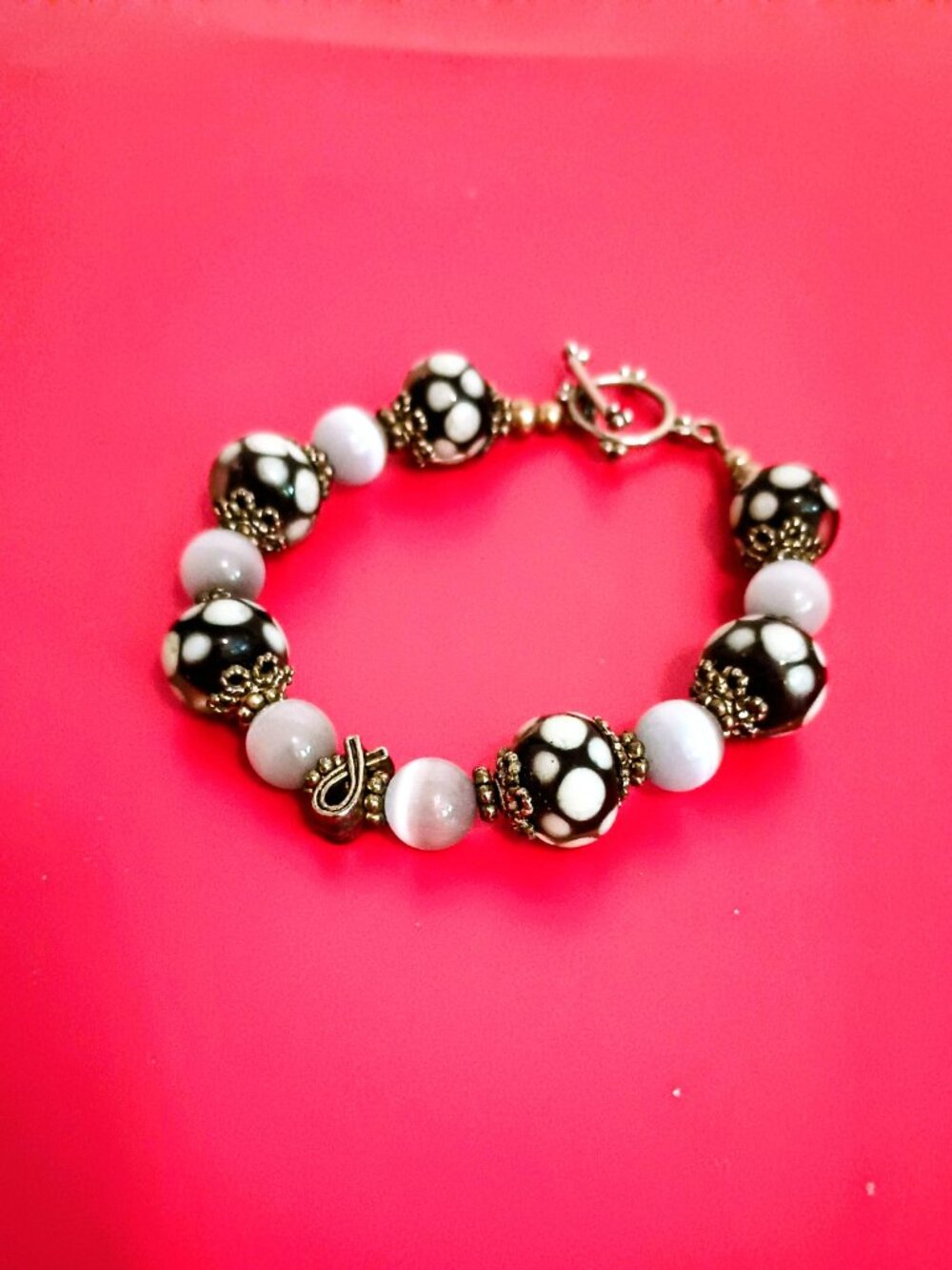 Round Floral Beaded Bracelet 7.25" Black & Gray Silver Tone Toggle Clasp